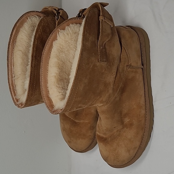 Women's UGG Short Boots - Picture 3 of 8